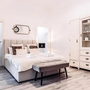 Wenceslas Square / Main Station - New Studio***** Apartment